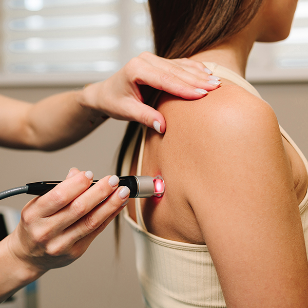 Akne Behandlung Lichttherapie in Linz. Lichttherapie Oberösterreich. Lichttherapie Linz Stadt. Effektiv aktive Akne mit Licht Therapie behandeln im MED Zentrum 1 in Linz. Akne Therapie mit Licht in Linz!