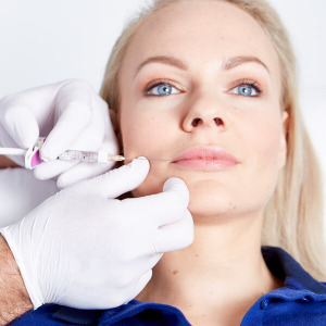 Lip Fillers in Linz. Lippenkorrektur in Linz mit Hyaluronsäure Lip Filler. Lip Fillers für ein jüngeres Aussehen, Lippen Volumen und Lippenkontur, Lippen Vergrößerung, Lippen aufspritzen. Lip Filler Behandlung Linz