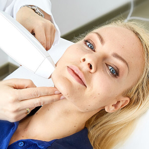 Falten lasern Gesicht in 4020 Linz. Faltenbehandlung im Gesicht, Gesichtsfalten lasern, Falten weglasern im Gesicht, Laser Faltenkorrektur. Behandlung für jünger aussehende und glattere Haut. Gesichtsverjüngung, Falten lasern Gesicht